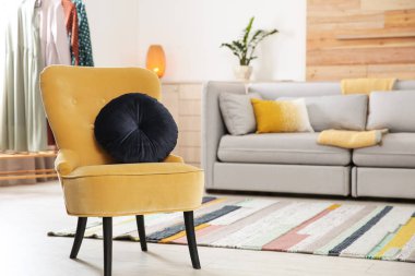 Rahat koltuk modern oturma odası iç yumuşak yastık ile. Metin için yer