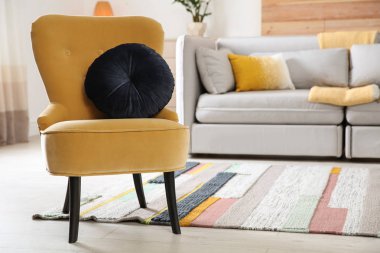 Rahat koltuk modern oturma odası iç yumuşak yastık ile. Metin için yer