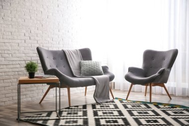 Şık kanepe ve koltuk yakınındaki duvara modern oturma odası iç. Metin için yer