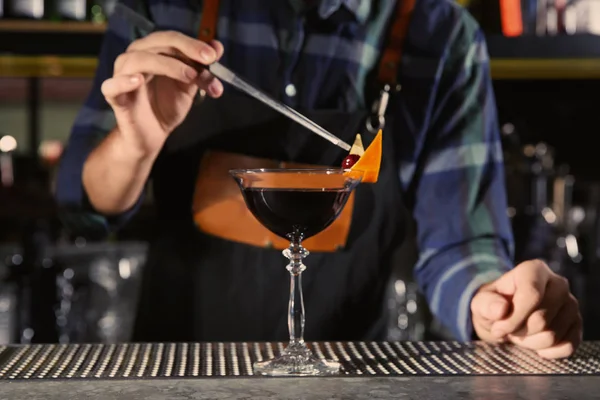 Бармен прикрашати алкогольний коктейль на лічильник в нічний клуб, крупним планом — стокове фото