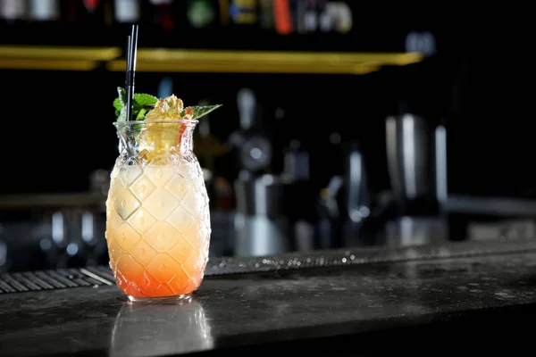 Frischer alkoholischer Tequila Sunrise Cocktail auf der Theke. Raum für Text — Stockfoto