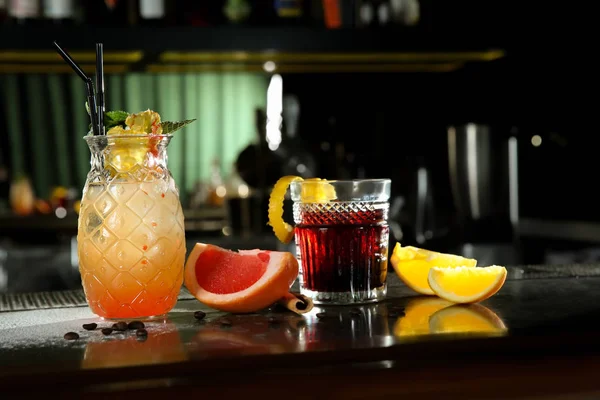 Frische alkoholische Cocktails in Gläsern auf der Theke — Stockfoto