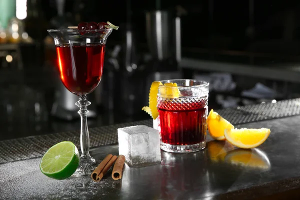 Świeże koktajle alkoholowe w okularach na licznik bar — Zdjęcie stockowe