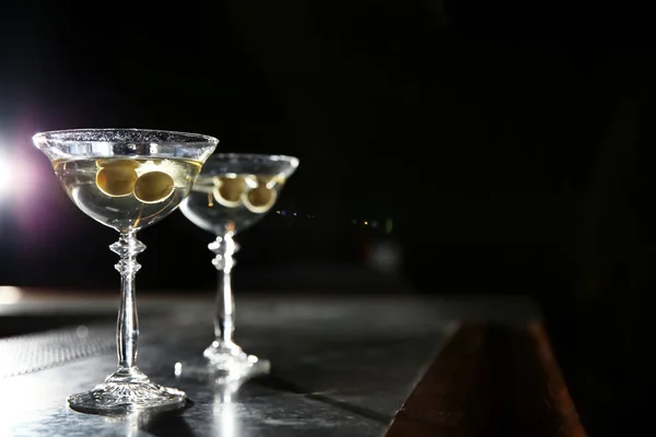 Glasögon av martini cocktail med Oliver på bardisk. Utrymme för text — Stockfoto