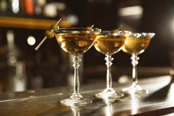 Стаканы мартини с оливками на барной стойке. Пространство для текста — стоковое фото