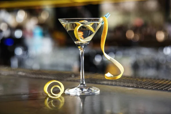 Copa de limón gota martini cóctel en el mostrador del bar — Foto de Stock