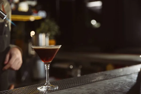Μπάρμαν προετοιμασία espresso martini κοκτέιλ με πυρσό αερίου στο γκισέ, κινηματογράφηση σε πρώτο πλάνο. Χώρο για το κείμενο — Φωτογραφία Αρχείου