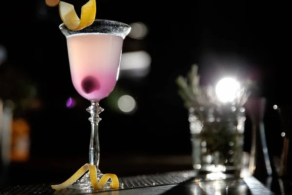 Bicchiere di cocktail di martini cosmopolita sul bancone del bar. Spazio per testo — Foto Stock