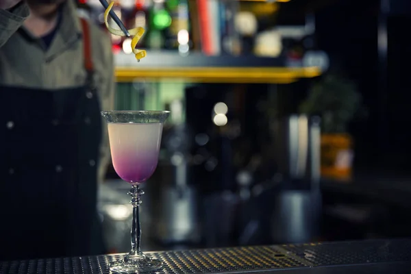 Barman, dodając skórkę z cytryny w kosmopolitycznym martini koktajl w kasie, zbliżenie. Miejsca na tekst — Zdjęcie stockowe