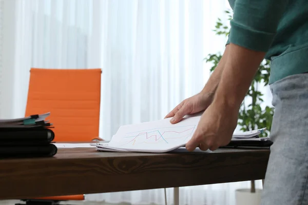 Empresario trabajando con documentos en la mesa de la oficina, primer plano —  Fotos de Stock