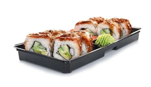 盒子上有美味的寿司卷, 背景是白色的。食品配送 — 图库照片