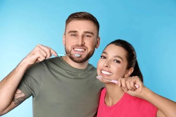 A fiatal pár, fogkefék, a háttér színét. A fogak egészsége — Stock Fotó