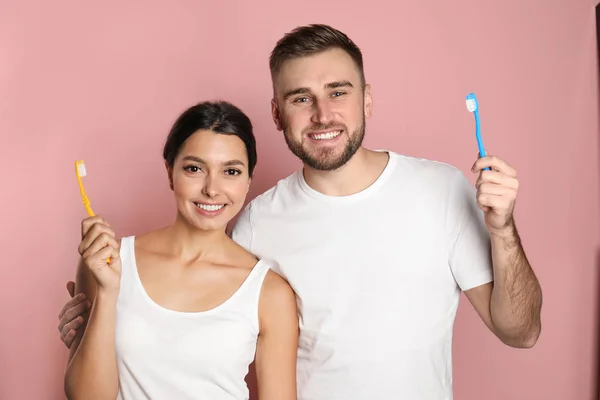 A fiatal pár, fogkefék, a háttér színét. A fogak egészsége — Stock Fotó
