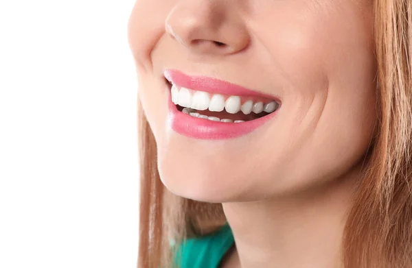 Mujer sonriente con dientes perfectos sobre fondo blanco, primer plano — Foto de Stock