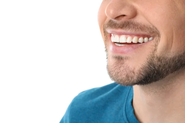 Glimlachende man met perfecte tanden op witte achtergrond, close-up — Stockfoto