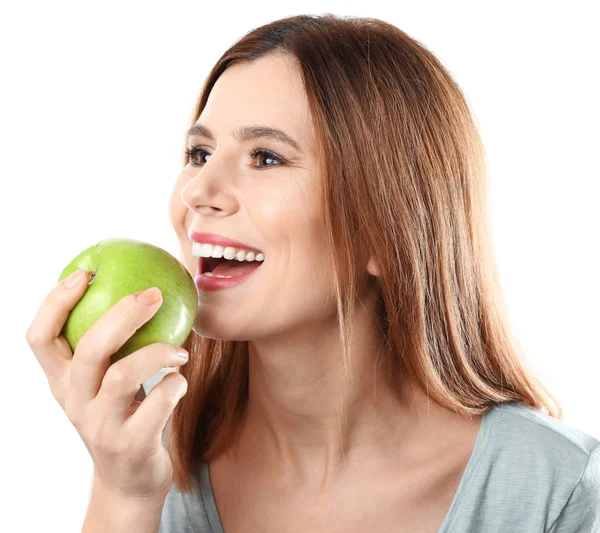 Mujer sonriente con dientes perfectos y manzana verde sobre fondo blanco — Foto de Stock