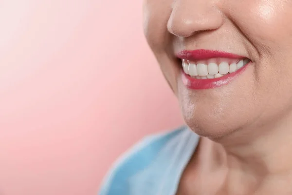 Wanita tersenyum dengan gigi yang sempurna pada latar belakang warna, closeup. Ruang untuk teks — Stok Foto