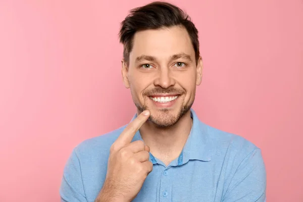 Uomo sorridente con denti perfetti sullo sfondo di colore — Foto Stock