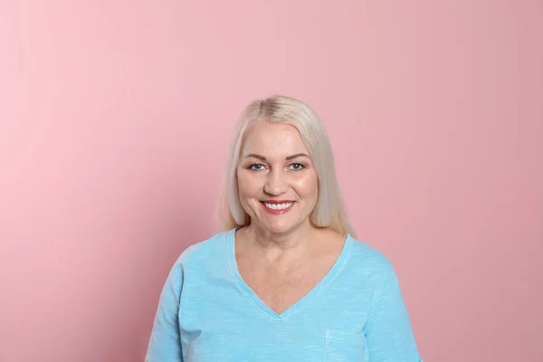 Mulher sorridente com dentes perfeitos no fundo da cor — Fotografia de Stock