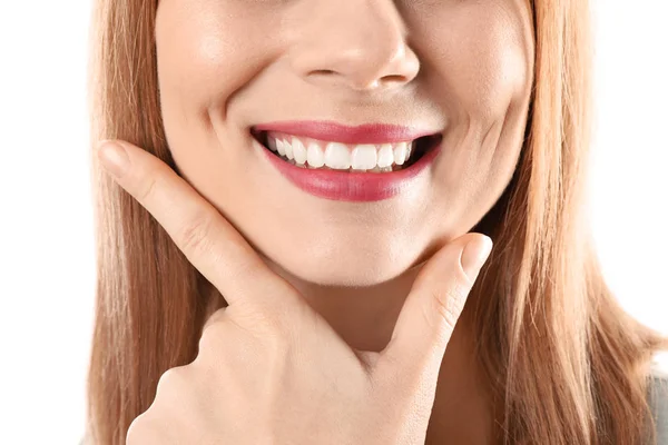 Mujer sonriente con dientes perfectos sobre fondo blanco, primer plano — Foto de Stock