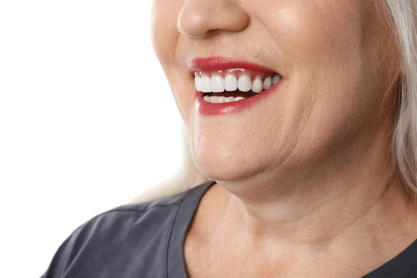 微笑的妇女与完美的牙齿在白色背景, 特写镜头 — 图库照片