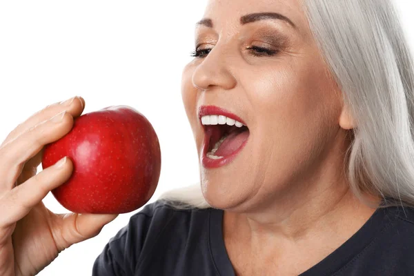 Mujer sonriente con dientes perfectos y manzana roja sobre fondo blanco, primer plano — Foto de Stock