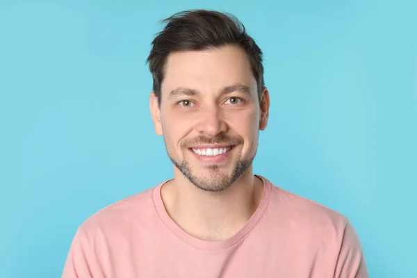 Usmívající se muž s perfektní zuby na barvu pozadí — Stock fotografie