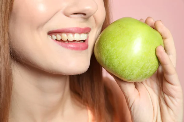 微笑的女人与完美的牙齿和绿色苹果在颜色背景, 特写镜头 — 图库照片