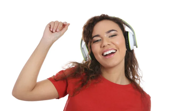 Afrikanisch-amerikanisches Mädchen hört Musik mit Kopfhörern auf weißem Hintergrund — Stockfoto