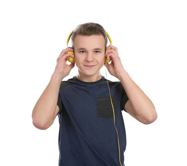 Adolescent garçon écoute de la musique avec casque sur fond blanc — Photo