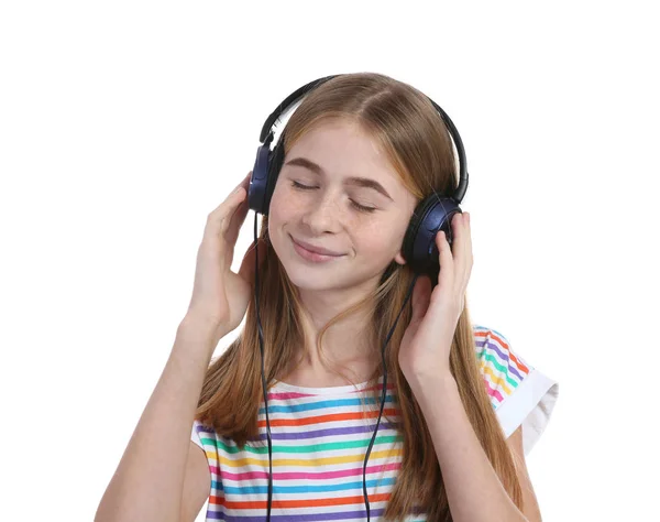 Adolescente écoute de la musique avec écouteurs sur fond blanc — Photo