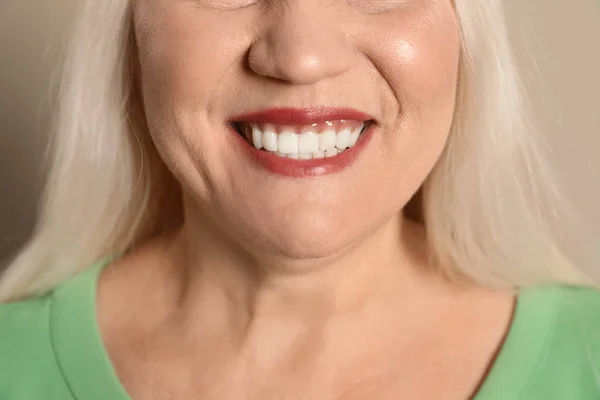 Mulher sorridente com dentes perfeitos no fundo de cor, close-up — Fotografia de Stock
