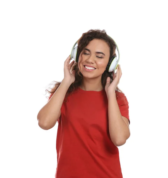 アフリカ系アメリカ人の女の子が白い背景の上にヘッドフォンで音楽を聴く — ストック写真