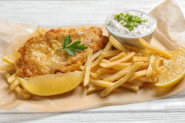 Britische traditionelle Fisch- und Kartoffelchips auf dem Tisch — Stockfoto