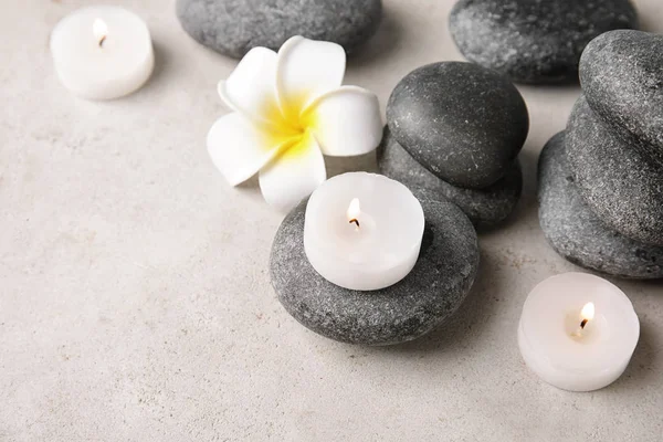 Hermosa composición de spa con velas y piedras en la mesa, espacio para el texto — Foto de Stock
