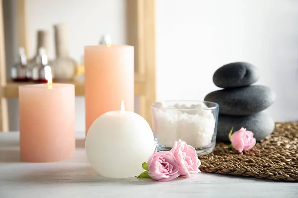 Hermosa composición de spa con velas y piedras en la mesa de madera —  Fotos de Stock