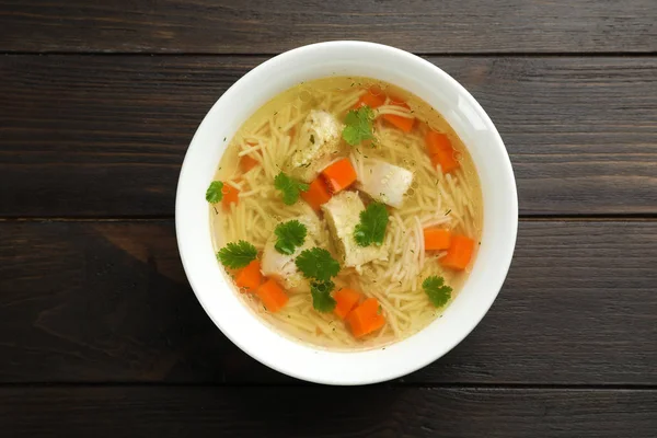 Plato con sopa de pollo casera fresca sobre fondo de madera, vista superior — Foto de Stock