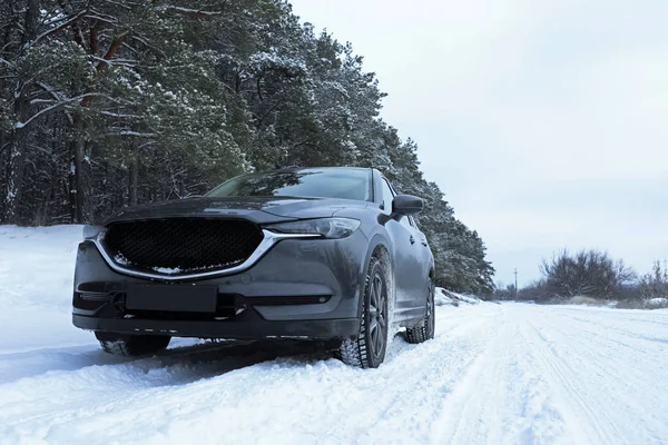 Снігова сільська дорога з машиною в зимовий день — стокове фото