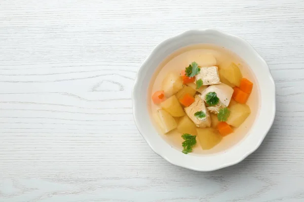 Sopa de frango caseira fresca em prato em fundo de madeira, vista superior com espaço para texto — Fotografia de Stock