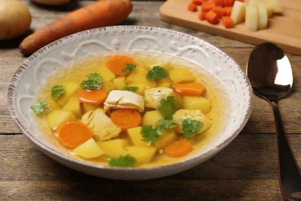 Ahşap masa üzerinde taze ev yapımı tavuk çorbası ile çanak — Stok fotoğraf