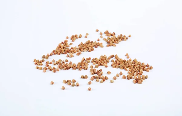 白色背景上的未煮熟的荞麦。健康饮食 — 图库照片
