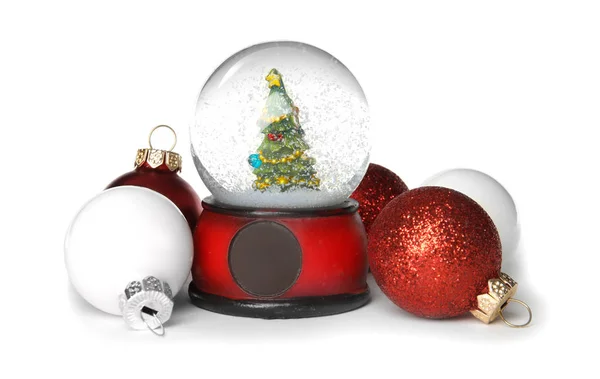 Globo de neve mágico com bolas de Natal no fundo branco — Fotografia de Stock