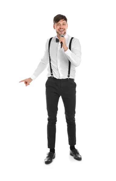 Bel homme en vêtements formels chantant avec microphone sur fond blanc — Photo