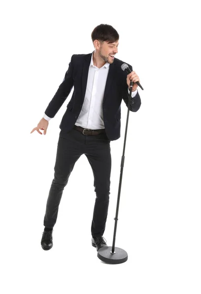 Bonito homem de terno cantando com microfone no fundo branco — Fotografia de Stock