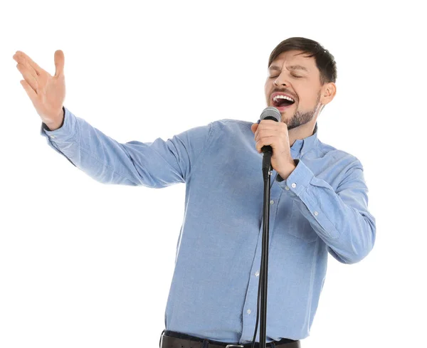 Bel homme chantant dans microphone sur fond blanc — Photo