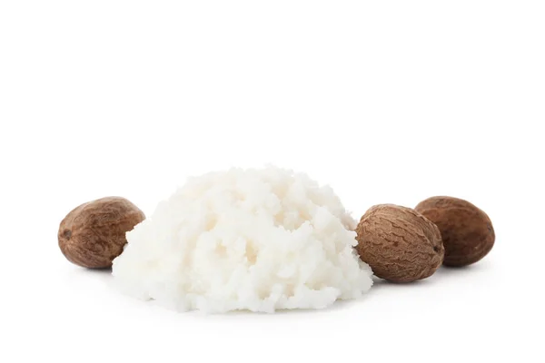 Haufen Sheabutter und Nüsse auf weißem Hintergrund — Stockfoto