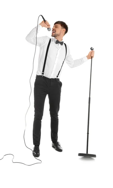 Resmi kıyafetler beyaz arka plan üzerinde mikrofon ile şarkı yakışıklı adam — Stok fotoğraf