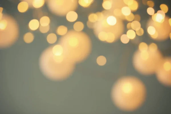 Vista turva de luzes douradas brilhantes. Efeito Bokeh — Fotografia de Stock