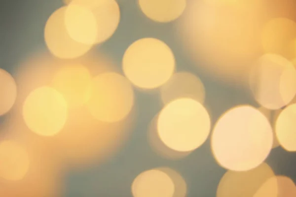 Wazig zicht op de glimmende gouden lichten. Bokeh-effect — Stockfoto