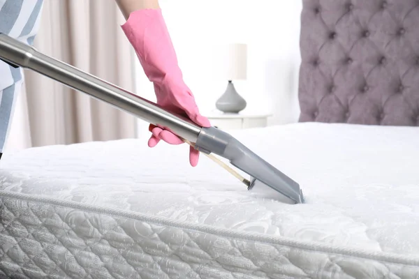 Mujer desinfectando colchón con aspiradora, primer plano. Espacio para texto — Foto de Stock